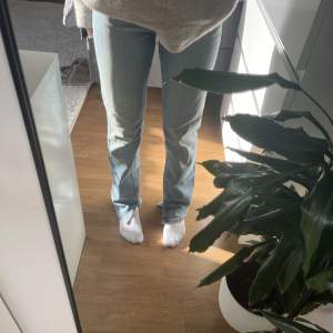 Jag säljer mina zara jeans som är slutsålda på hemsidan. Fint skick. Högmidjade med en slits längst ner, om önskat tror jag de skulle gå att sy om till lågmidjade. Jag är 164 cm o det sitter perfekt passar även för lite längre. Tveka inte att fråga.