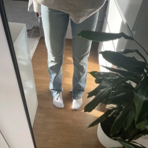 Zara Jeans - Jag säljer mina zara jeans som är slutsålda på hemsidan. Fint skick. Högmidjade med en slits längst ner, om önskat tror jag de skulle gå att sy om till lågmidjade. Jag är 164 cm o det sitter perfekt passar även för lite längre. Tveka inte att fråga.