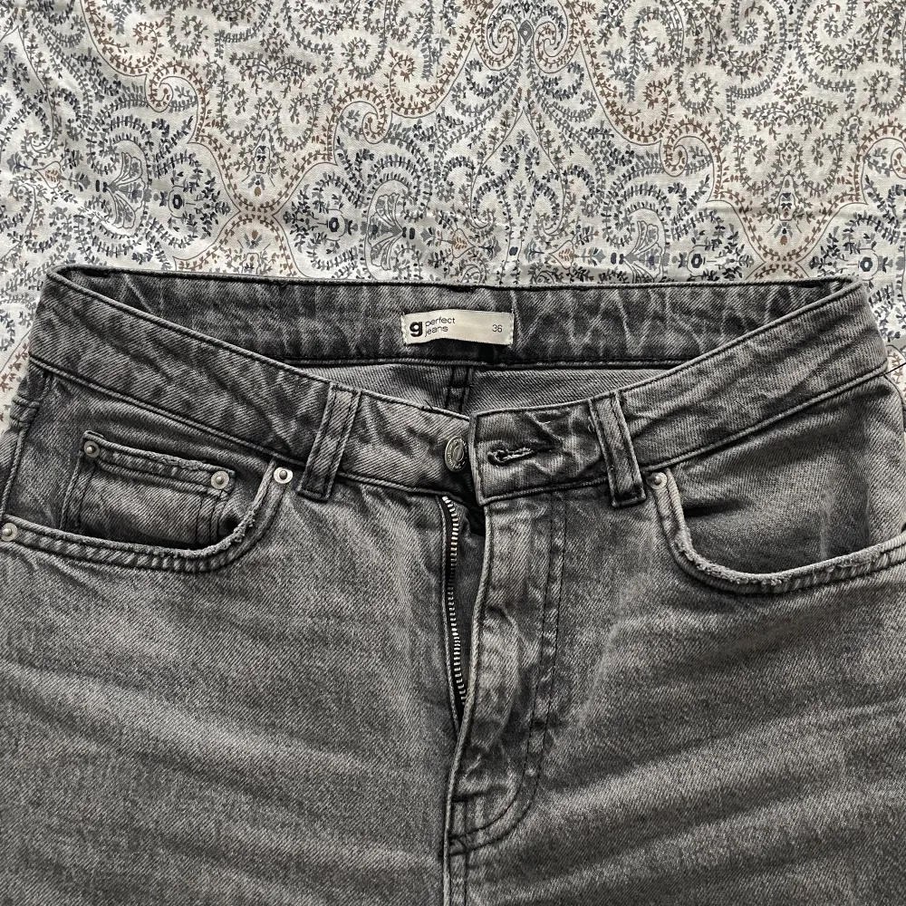 Säljer dessa jeans från Gina då de aldrig kommer till användning hos mig💕 strl 36 och väldigt långa i benen på mig som är ca 164💓Nypris 500, säljer för 280🥰. Jeans & Byxor.