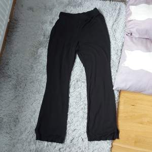 Hej! Jag har ett par flared leggings som jag vill sälja. De är för korta för mig och jag är 168 cm lång. :)