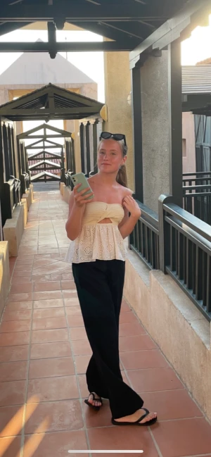 Zara beige topp - Trendig söt zara topp💕Använd, men är i väldigt bra skick. 