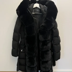 Vinterjacka -  Näst intill ny vinterjacka med stor fluffig luva. Använd max 4 gånger, så den är i nyskick. Storlek S passar även M. 1300kr (nypris 2800kr)
