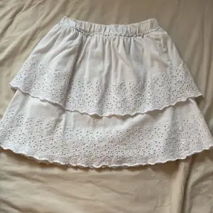 En vit gullig sommar kjol köpt från Zara för 229kr säljer för 129kr. Storlek 13-14, midjemått: 76, längd: 32. Jätte gullig för sommaren.