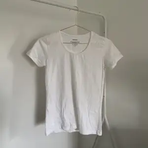 En vit basic T-shirt från Newbody. Storlek S. 