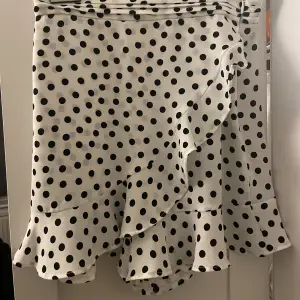 Säljer denna söta kjol från zara då den inte kommer till någon användning. Nyskick. Lägg bud💕