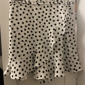 Zara kjol - Säljer denna söta kjol från zara då den inte kommer till någon användning. Nyskick. Lägg bud💕