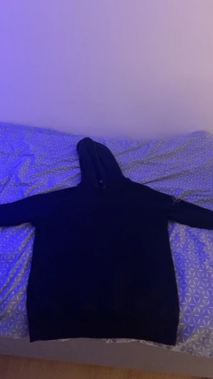 Stone iland hoddie - Stone iland hoddie svart helt ok skick storlek smal