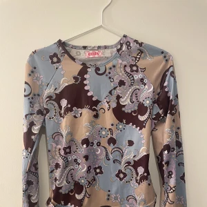 Blus med utsvängda ärmar  - Cool 2000-tals blus från gammla only.  Modellen är tight och har utsvängda ärmar. Skönt Material. 💞