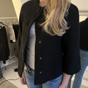 Trekvartsärmad jacka/kappa✨✨ - Så snygg trekvartsärmad jacka/kappa i toppenskick!