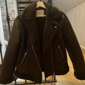 Bershka jacka - Super snygg brun bikerjacket från Bershka, använd fåtal gånger, nyskick😍🥰Storlek M