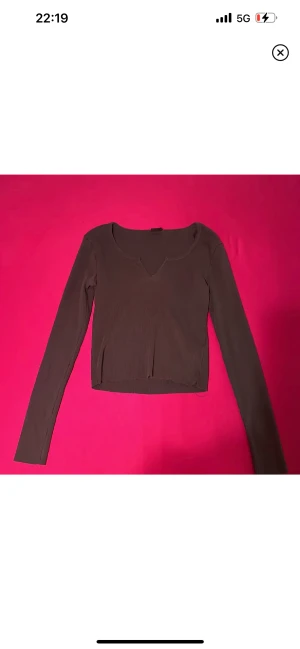 Grön topp - Säljer nu min super snygga topp i den perfekta gröna färgen, älskar denna men kommer inte längre till användning! Dock är skicket väldigt bra💕