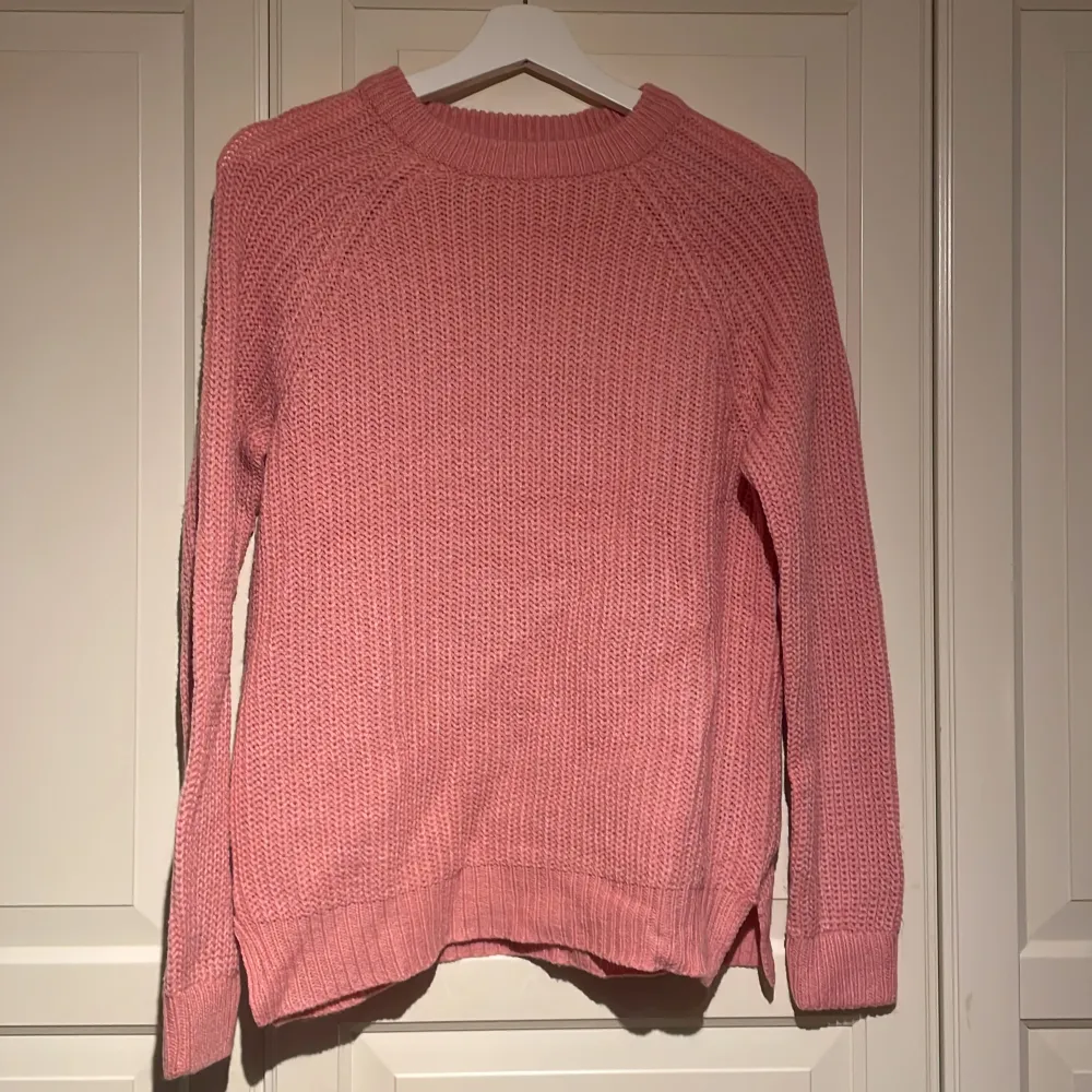 Fin och skön rosa stickad tröja.  Köpt på Vero Moda, i storlek S/Small för 399kr. Säljer för 199kr.  Använd Max 5 ggr.. Stickat.