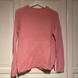 Fin och skön rosa stickad tröja.  Köpt på Vero Moda, i storlek S/Small för 399kr. Säljer för 199kr.  Använd Max 5 ggr.