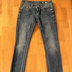 Miss Me jeans  - Säljer superfina Miss Me jeans i  straight som just nu är väldigt trendiga. Fina detaljer på både bak- o framsidan. Knappt använda, de är i nyskick. Säljs pga att de är för små för mig. Stl: w25, Hör av dig vid frågor och intresse eller för mått.🥰