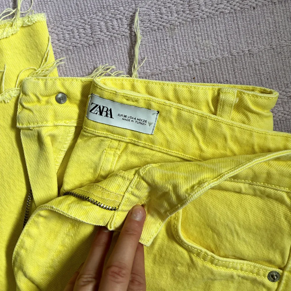 Hade själv rockat dessa gula jeans men är tyvärr försmå!! (Hade behövt klippa av dem också ca 5-7cm för långa är 166cm)🩷 . Jeans & Byxor.