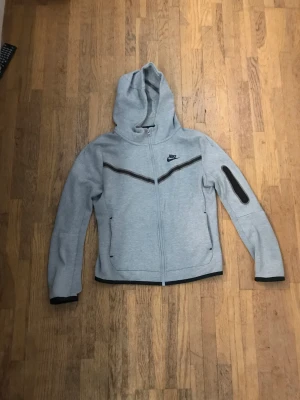 Nike tech - Tja, säljer nu min gamla grå Nike techfles. Den är i 8/10 skicka skulle jag säga. Och det är bara att höra av sig vid frågor om något😁😁😁