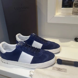 Söker flycrew  - Söker Valentino flycrew storlek 44-45 KRÄVER KVITTO