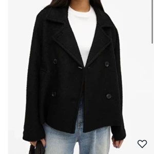 Svart kort kappa - Säljer en svart kort kappa ifrån monki. Nyskick och köpt denna höst. Endast använd fåtal gånger.💓nypris 799kr hos Monki.