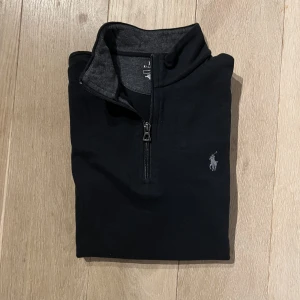 Ralph Lauren Tech Double Knit Half Zip  - Tjena!  Säljer en riktigt skön och snygg halfzip från Ralph Lauren. Den är i jättebra skick och har inga defekter.  Ord. 1799