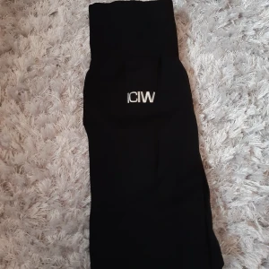 ICIW tränningstights i storlek XS  - Sparsamt använda tights från ICIW i storlek XS. 