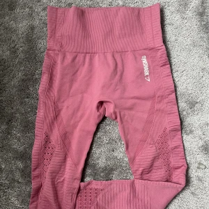 Gymshark Tights - Nyskick! Använda 1/2 ggr, även anledningen till att jag säljer. Inte superstretchiga i materialet, så rekommenderar för någon som brukar ha XS eller S i tights. Skriv för specifika mått eller liknande