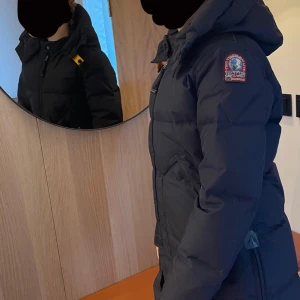 Parajumper jacka  - Mörkblå Parajumper jacka i mycket fint skick. Kvitto finns. Pris kan diskuteras 💞 skriv för fler bilder 
