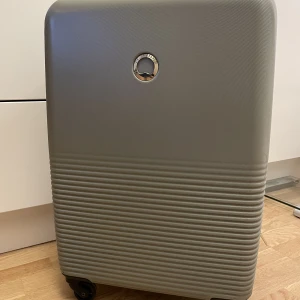 DELSEY Paris/ ny resväska / grön (khakifärgade) / strl 40*63 - Brand: DELSEY Paris Plagg: resväska Färg: grön (khakifärgade) Storlek: klassisk mellanstor resväska 40(bredd) * 27-32 (djupet) *63(höjd) Material: polypropylen, lätt material Skick: ny Nypris: 2800 OBS avhämtning, kan skickas mot frakt.  Lycka till!