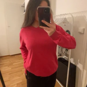 Rosa tommy hilfiger tröja 💕 - Denna tröja är sjukt bra inför vintern men den har inte kommit till användning så vill gärna sälja den till någon som vill ha den! Pris kan diskuteras och skriv gärna privat för mer bilder 💕💕