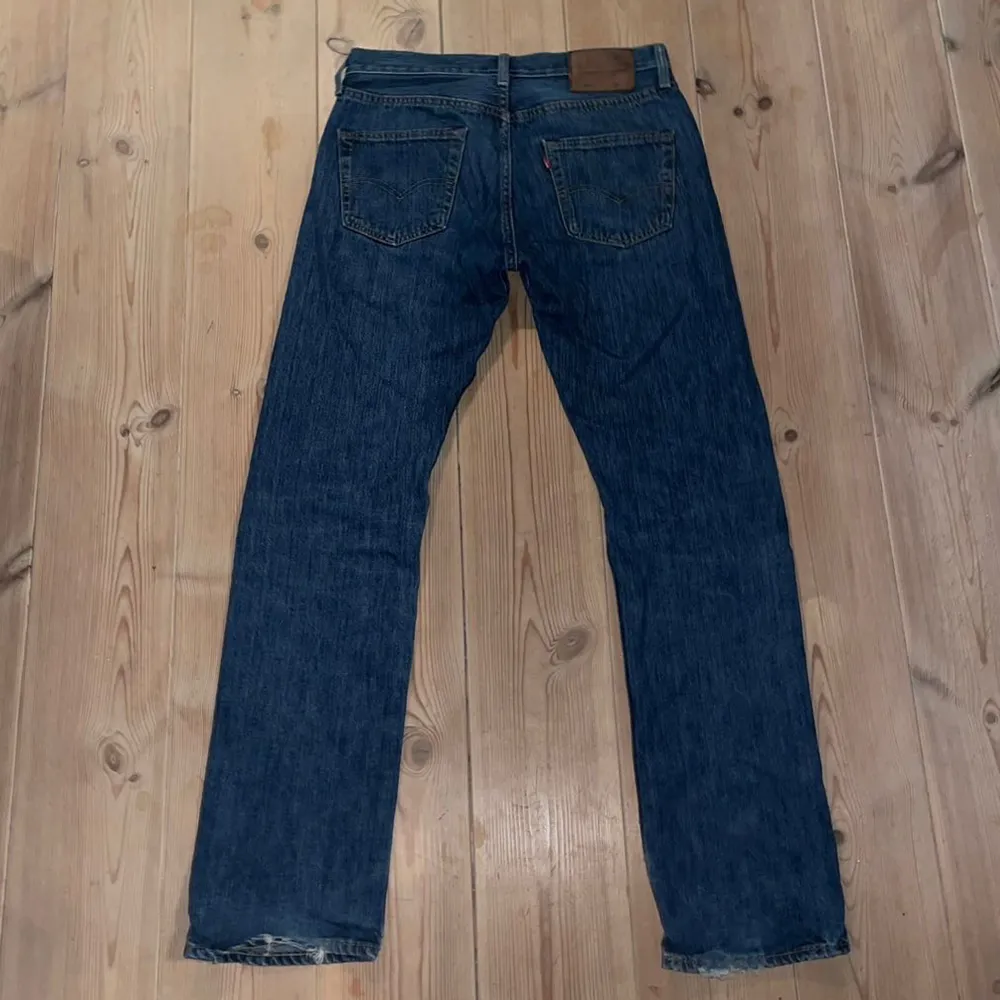 Levis jeans i storlek w30 l32, skriv för frågor eller fler bilder, modell 501. Jeans & Byxor.