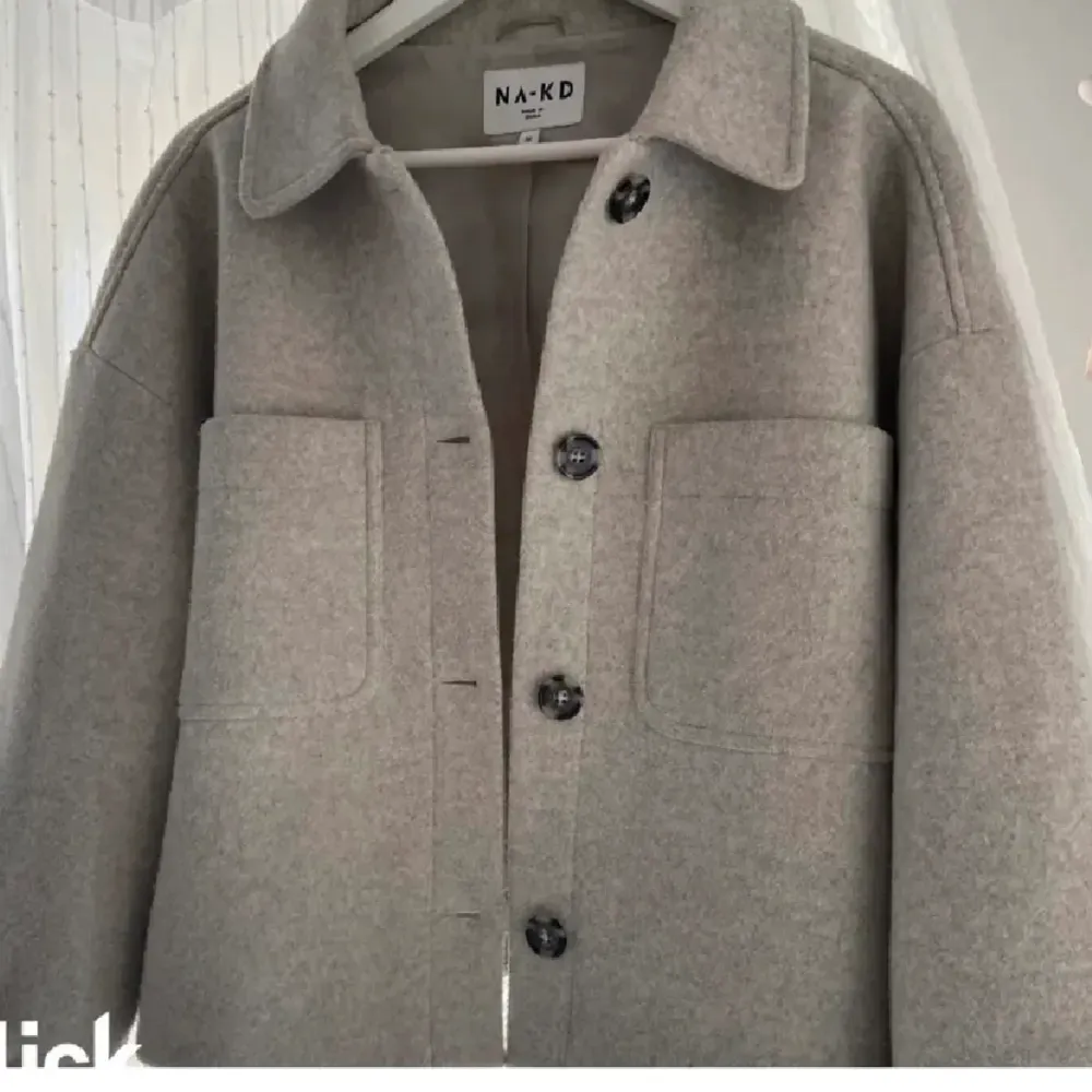 Säljer denna jätte fina kappa då den inte kommer till någon stor användning längre. Storleken är xs och är lite oversized ☺️den är i väldigt bra skick!! Slutsåld!!!. Jackor.