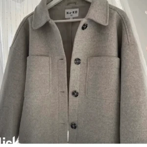 NA-KD kappa  - Säljer denna jätte fina kappa då den inte kommer till någon stor användning längre. Storleken är xs och är lite oversized ☺️den är i väldigt bra skick!! Slutsåld!!!