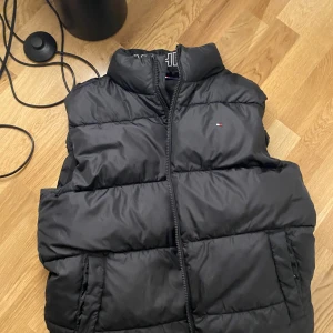 Tommy Hilfiger väst  - Säljer min Tommy Hilfiger väst som är drygt 1 år gammal använd ett fåtal gånger