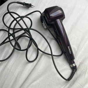 Locktång  - Locktång som passar för dom som tycker de är komplicerat att locka håret.   Curl secret har två olika värmelägen samt tre olika tidsinställningar beroende på om du vill ha vågiga, stora eller kompakta lockar. En indikator piper när locken är klar.