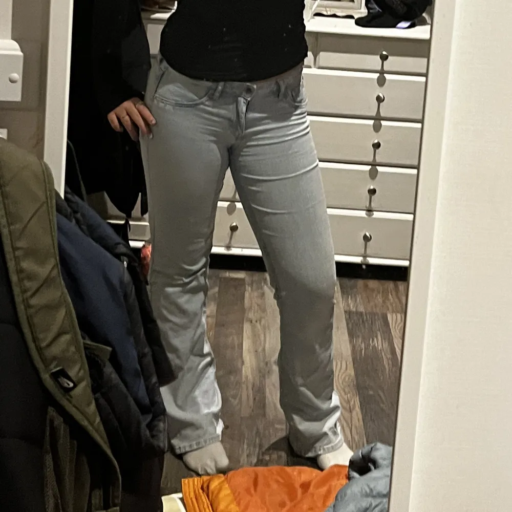 Lågmidjade bootcut jeans från H&M i strl 38. Använda ett fåtal gånger så befintligt skick men inga defekter.  Jag är 162 och dem är lite för långa för mig. Köparen står för frakten.. Jeans & Byxor.