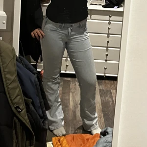 Lågmidjade bootcut blåa jeans från H&M  - Lågmidjade bootcut jeans från H&M i strl 38. Använda ett fåtal gånger så befintligt skick men inga defekter.  Jag är 162 och dem är lite för långa för mig. Köparen står för frakten.