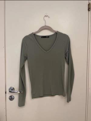 Ribbad långärmad tröja med v-ringning i grön från lager 157 i storlek S