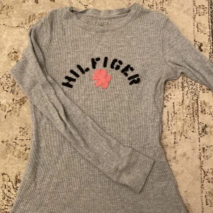 Tommy hillfiger tröja - Grå tommy hilfiger tröja storlek M men passar Xs-S.