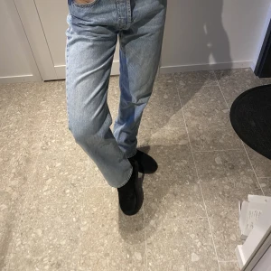Djerf avenue jeans - Jeans ifrån djerf avenue, endast använda ett fåtal gånger 💞