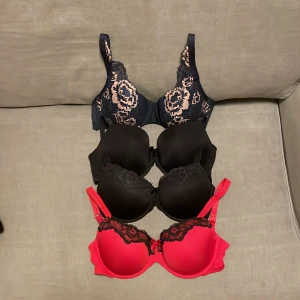 Snygga BH i paket!  - Fyra mycket fina BH i prisvärt paket! Tre st med spets är från Hunkemöller i storlek 75E. Den släta svarta är 80D (Mywear) och går att knäppa på olika sätt i ryggen. Paketpris 100kr för alla fyra! 