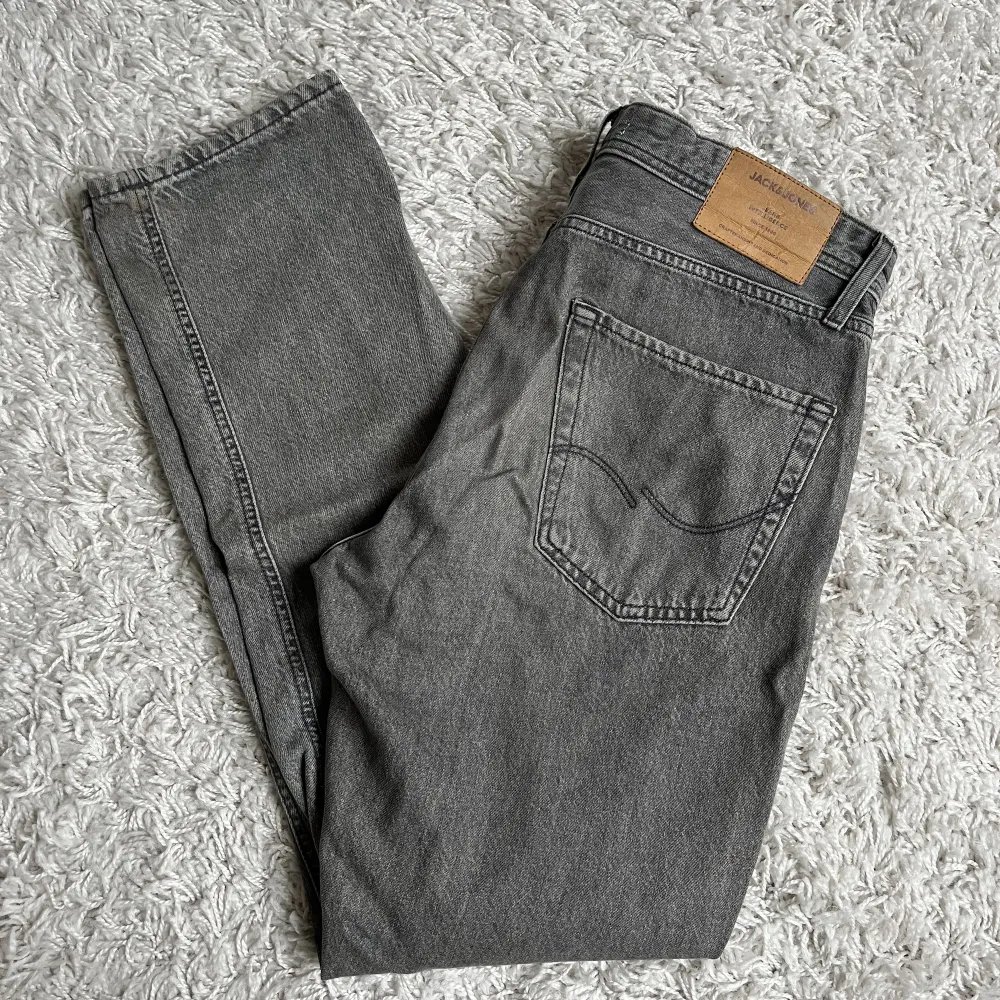 Säljer nu mina gråa jeans ifrån Jack & Jones! De är i ett fint skick och har mycket kvar att ge. Hör av dig vid frågor eller funderingar!. Jeans & Byxor.