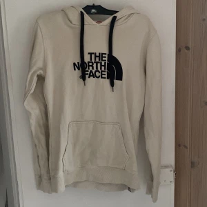 Hoodie  - Hoodie från the north face lite defekter som syns på bild 3. Där va pris. Använt skick.