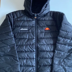 Höst/vinterjacka Ellesse 158/164 - Höst/ vinterjacka från Ellesse  Dragkedjorna saknar löpare, i övrigt jättefin!  Storlek 158/164.