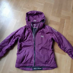 Helly Hansen jacka - Nyskick. Storlek 176/16