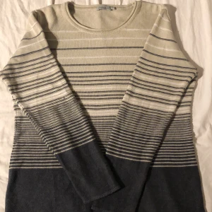 Vintage Gabriella K tröja 🫶 - En av mina favoriter!! Så skön och unik långärmad, som alltid har varit min go to tröja, sjukt fin och har små tecken på användning, men är inget man tänker på. verkligen supersöt, säljs pga platsbrist. Riktig höstig tröja 🍂Storlek S/M (40)