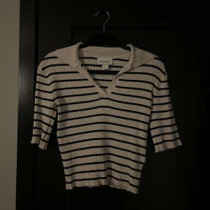 Trekvartsärm topp  - Blå/vit randig topp med trekvartsärm i storlek XS. Helt oanvänd. 