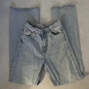Ljusblå jeans  - Säljer nu mina älsklings jeans från gina då dom tyvärr blivit försmå, dom är använda men ingen skada skedd, nypris 599kr