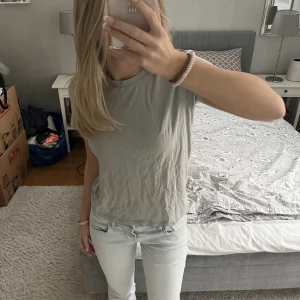 Basic t-shirt - Grå/grön t-shirt från Bikbok i stl S!💘