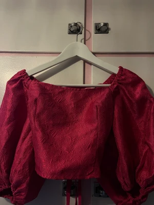 Topp från NAKD  - Från Misslisibells kollektion med NA-KD.  Superfint med ryggen, man kan snöra den lite hur man vill. 