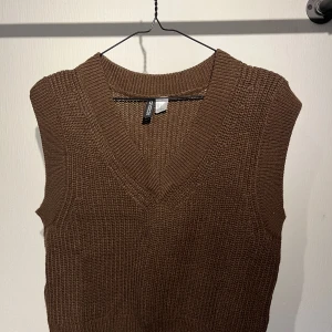 Stickad brun väst  - En jätte fin stickad brun väst från hm. Passar nu till hösten! 🍂Den har inte använts många gånger, så skicket är som nytt. 