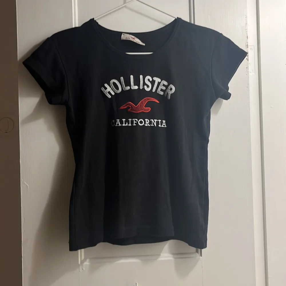 En superfin Hollister tröja, som tyvärr inte kommer till användning.💕💕. T-shirts.